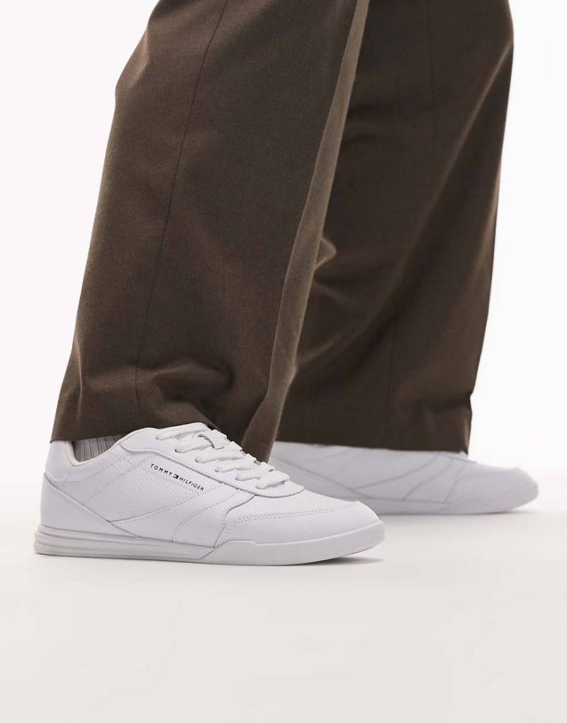 Tommy Hilfiger - Sneaker aus Leder in Weiß mit Logo und Gummisohle von Tommy Hilfiger