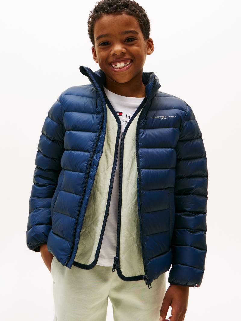 Tommy Hilfiger Steppjacke "ESSENTIAL LIGHT DOWN JACKET" für Kinder bis 16 Jahre, Logodruck auf der Brust von Tommy Hilfiger