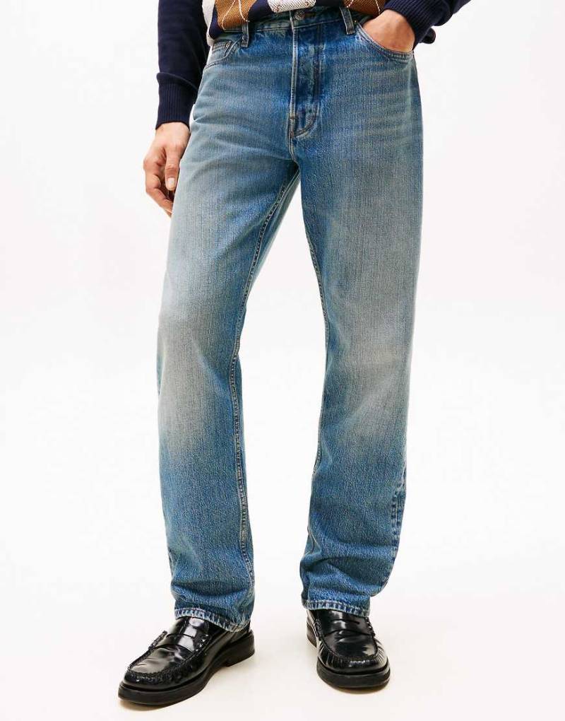 Tommy Hilfiger - Straight-Leg-Jeans in normaler Passform in Blau mit Whiskering-Effekt von Tommy Hilfiger