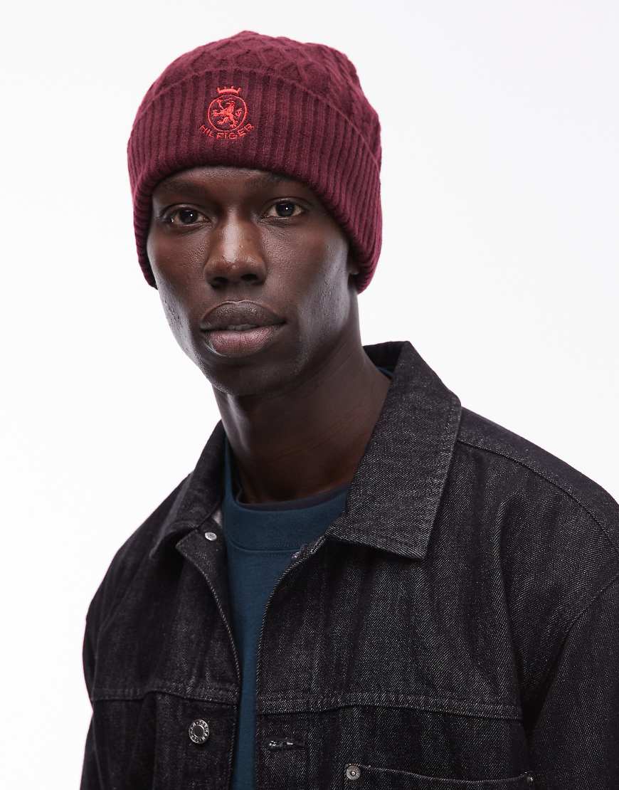 Tommy Hilfiger - Strickmütze in Burgunderrot mit Wappen-Logo von Tommy Hilfiger