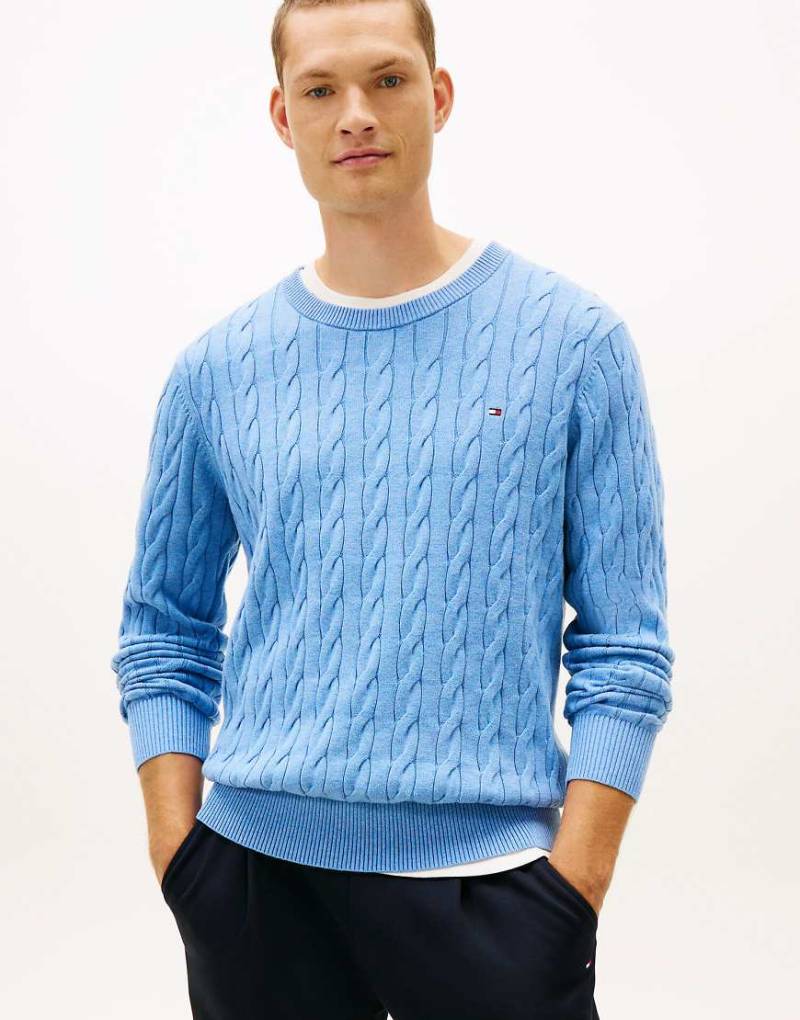 Tommy Hilfiger - Strickpullover in Blau mit Zopfmuster und Flaggenstickerei von Tommy Hilfiger