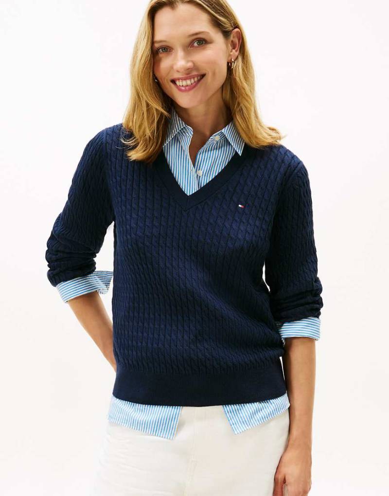 Tommy Hilfiger - Strickpullover in Dunkelblau mit V-Ausschnitt und Zopfmuster von Tommy Hilfiger