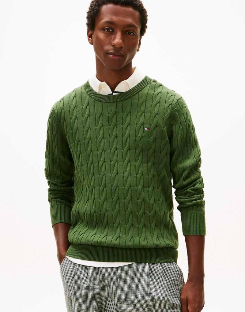 Tommy Hilfiger - Strickpullover in Dunkelgrün mit Zopfmuster und Flaggenstickerei von Tommy Hilfiger