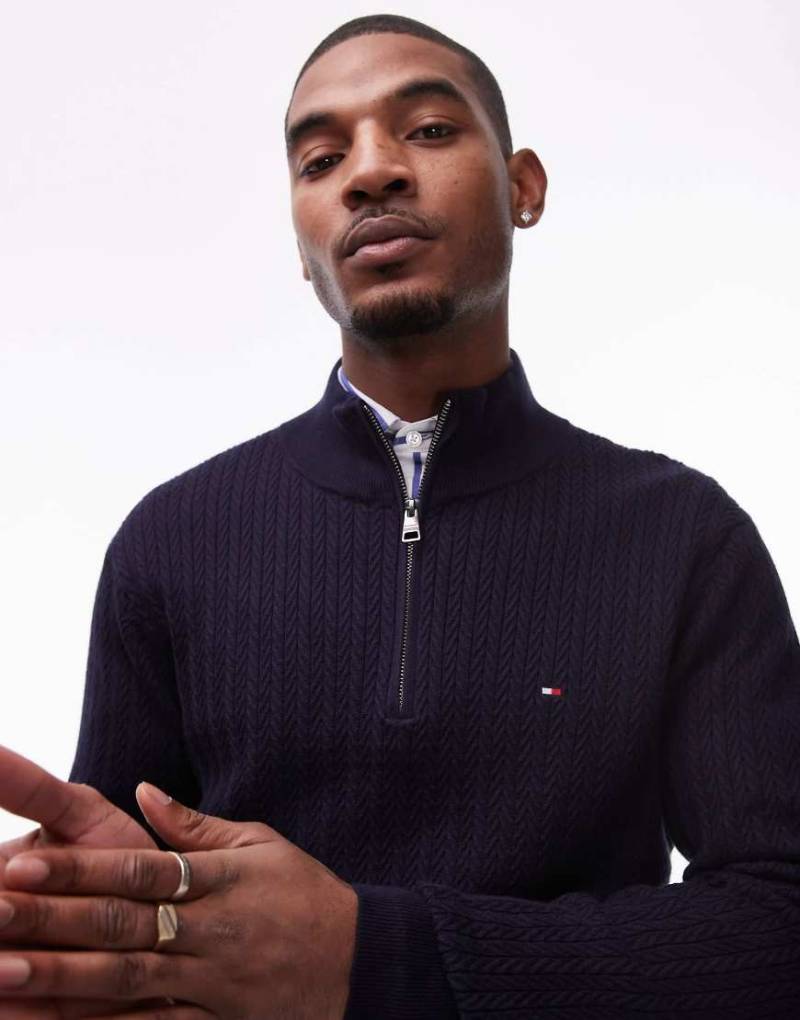 Tommy Hilfiger - Strickpullover in Marineblau mit Fischgrätmuster und kurzem Reißverschluss von Tommy Hilfiger