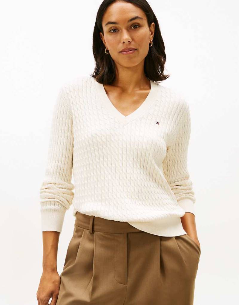 Tommy Hilfiger - Strickpullover in Weiß mit V-Ausschnitt und Zopfmuster-Neutral von Tommy Hilfiger