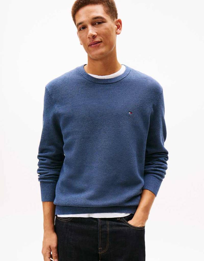 Tommy Hilfiger - Strukturierter Pullover in Blau mit Flag-Stickerei und Rundhalsausschnitt von Tommy Hilfiger