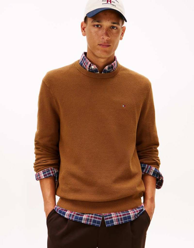 Tommy Hilfiger - Strukturierter Pullover in Braun mit Flag-Stickerei und Rundhalsausschnitt-Brown von Tommy Hilfiger