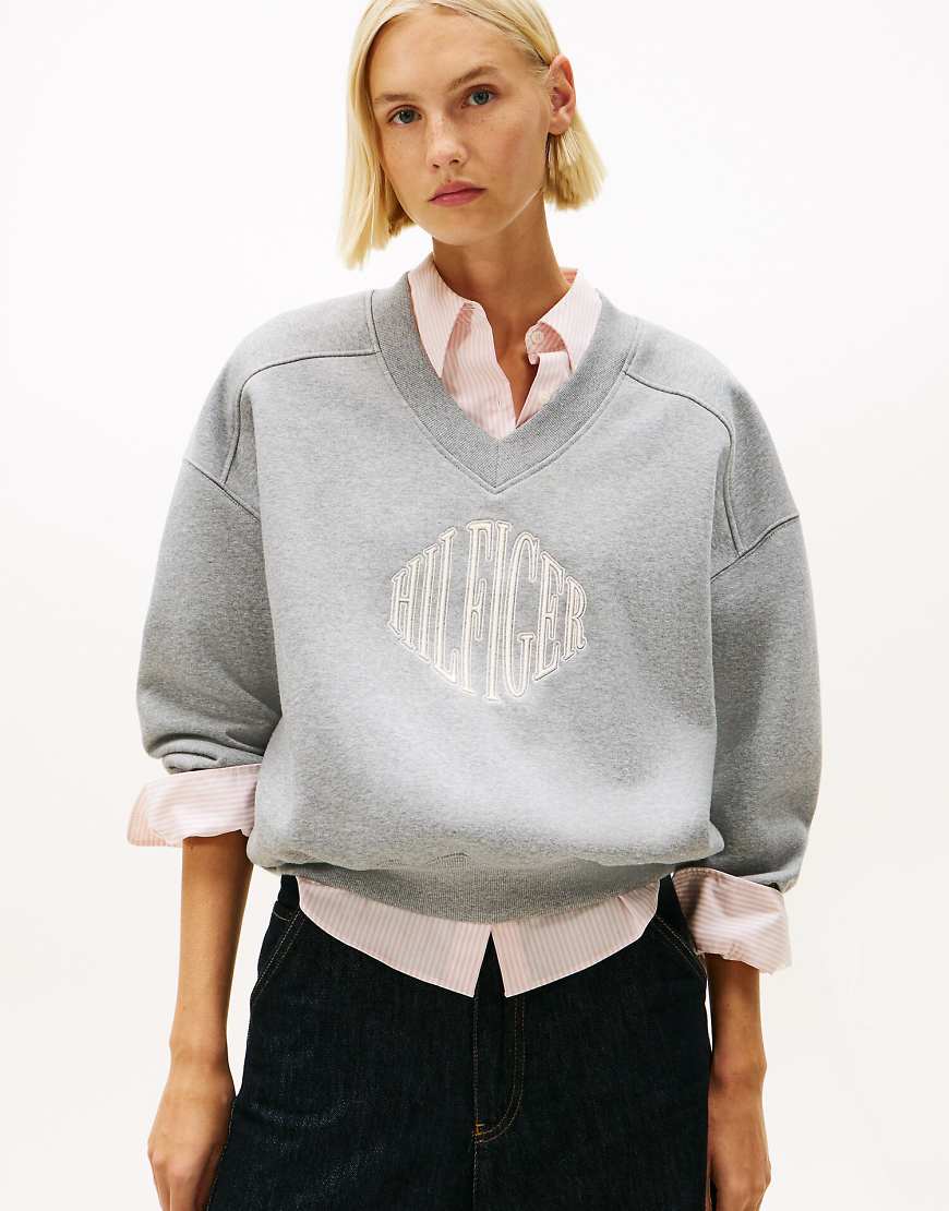 Tommy Hilfiger - Sweatshirt aus Fleece in Hellgrau mit Logostickerei und V-Ausschnitt von Tommy Hilfiger