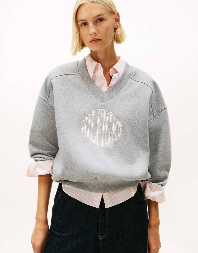 Tommy Hilfiger - Sweatshirt aus Fleece in Hellgrau mit Logostickerei und V-Ausschnitt von Tommy Hilfiger