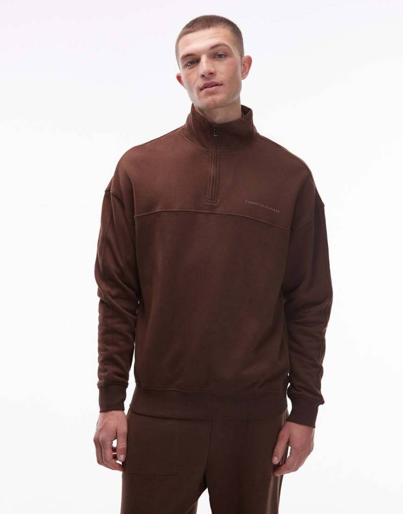 Tommy Hilfiger - Sweatshirt in Braun mit kleinem Logo und kurzem Reißverschluss-Brown von Tommy Hilfiger
