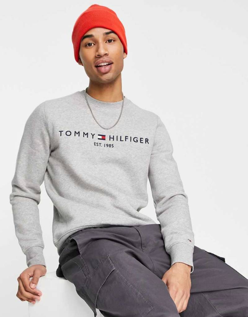 Tommy Hilfiger - Sweatshirt in Grau mit Logo auf der Brust von Tommy Hilfiger