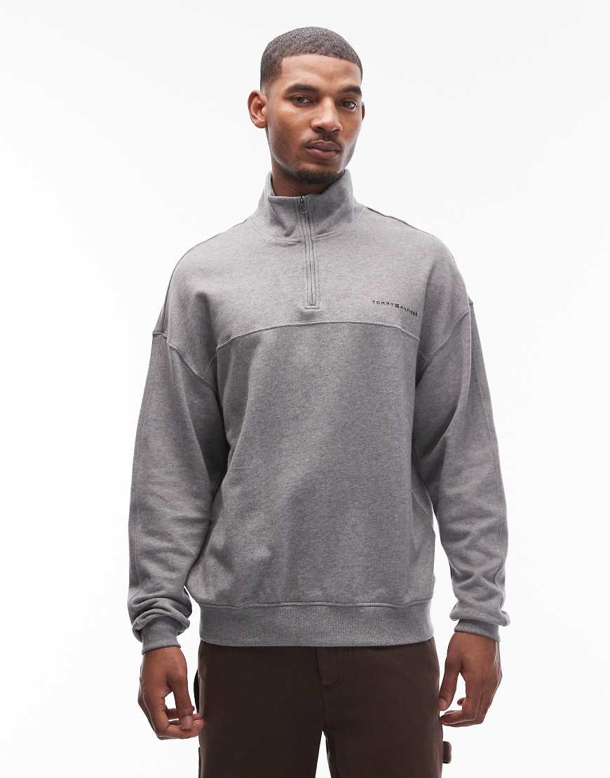 Tommy Hilfiger - Sweatshirt in Grau mit kleinem Logo und kurzem Reißverschluss von Tommy Hilfiger