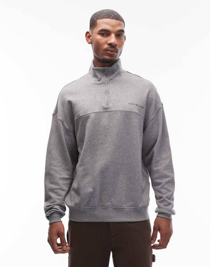 Tommy Hilfiger - Sweatshirt in Grau mit kleinem Logo und kurzem Reißverschluss von Tommy Hilfiger