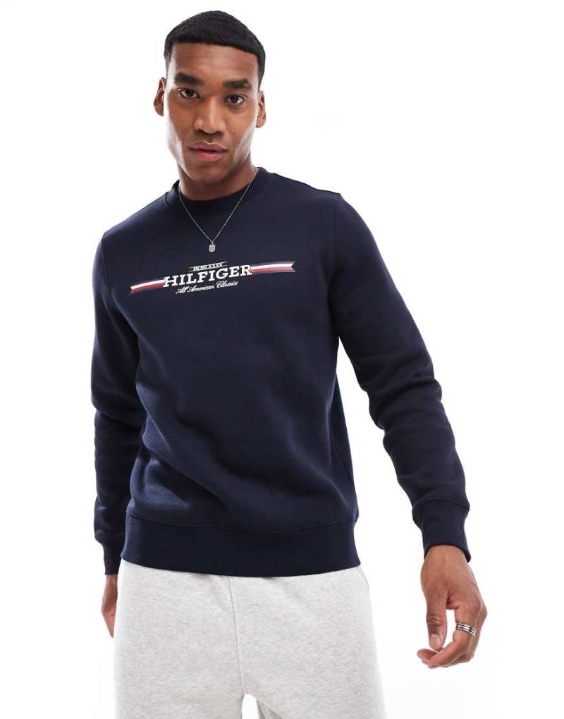 Tommy Hilfiger - Sweatshirt in Marineblau mit Streifen auf der Brust von Tommy Hilfiger