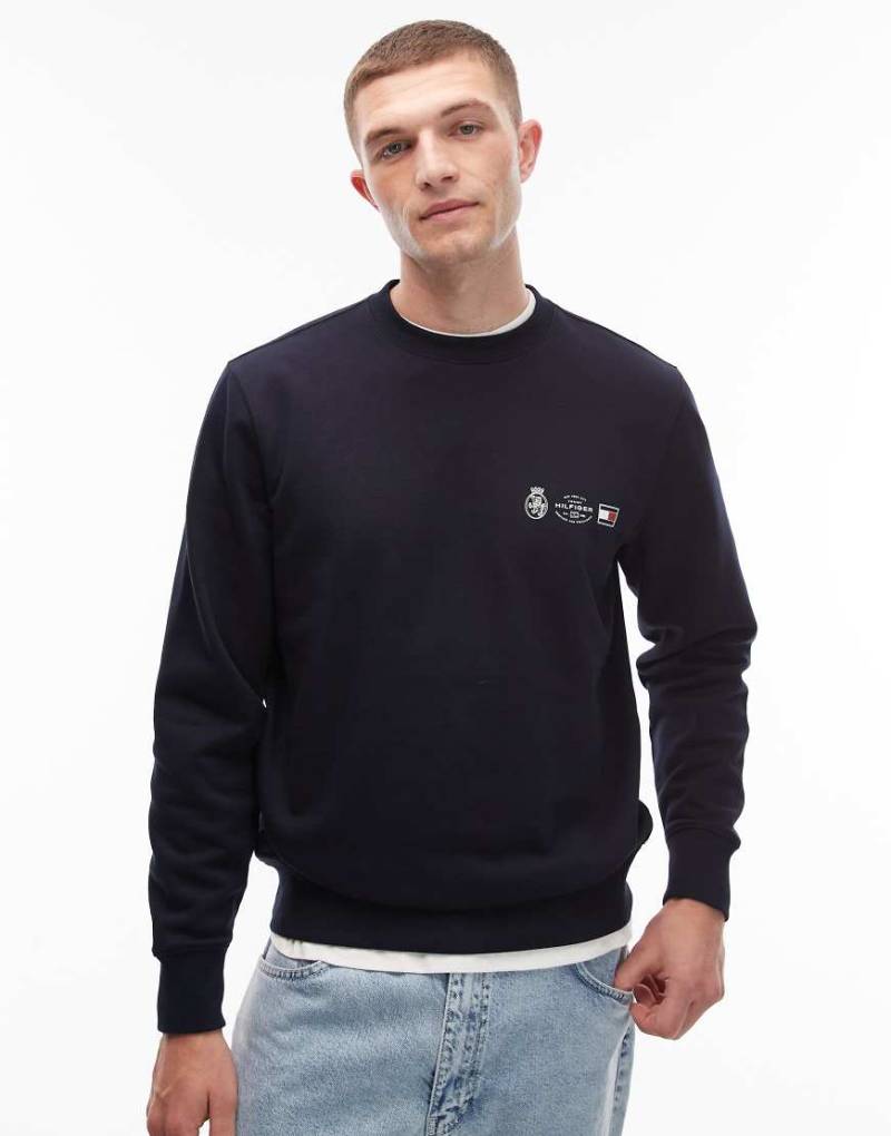 Tommy Hilfiger - Sweatshirt in Marineblau mit Wappen-Logo von Tommy Hilfiger