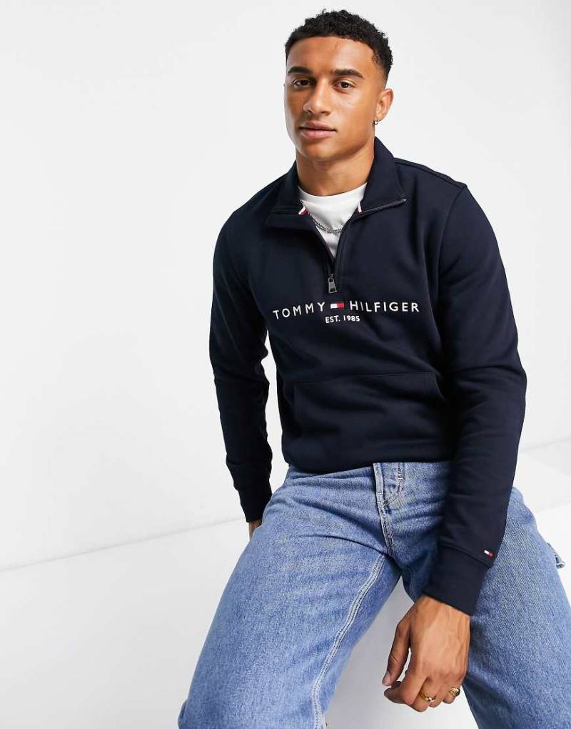 Tommy Hilfiger - Sweatshirt in Marineblau mit aufgesticktem Flaggenlogo und Halbreißverschluss von Tommy Hilfiger