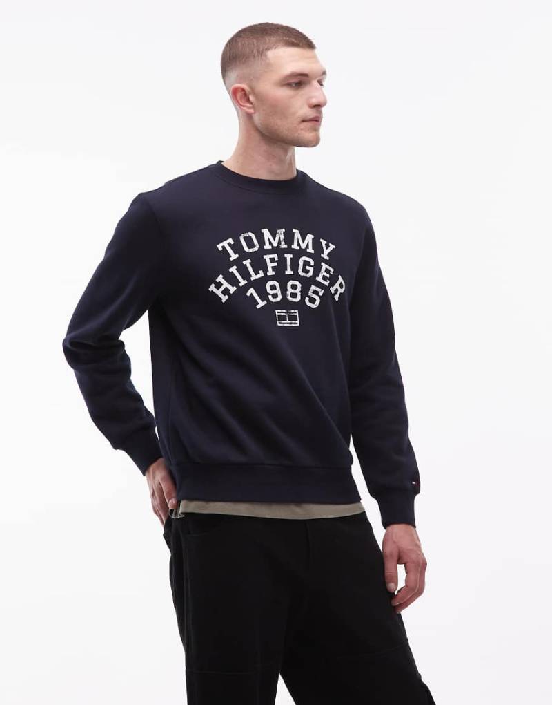 Tommy Hilfiger - Sweatshirt in Marineblau mit mittigem, gebogenem Logo von Tommy Hilfiger