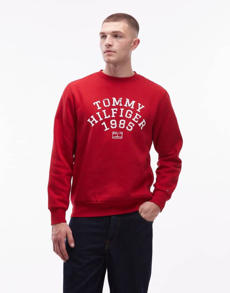 Tommy Hilfiger - Sweatshirt in Rot mit mittigem, gebogenem Logo von Tommy Hilfiger