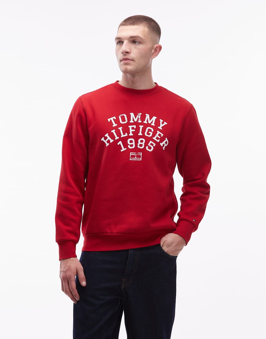 Tommy Hilfiger - Sweatshirt in Rot mit mittigem, gebogenem Logo von Tommy Hilfiger