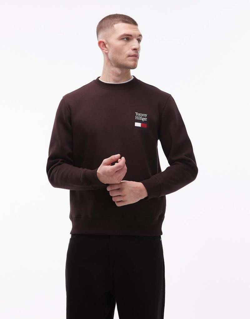 Tommy Hilfiger - Sweatshirt in Schokobraun mit aufgesticktem Flaggenlogo auf der Brust-Brown von Tommy Hilfiger