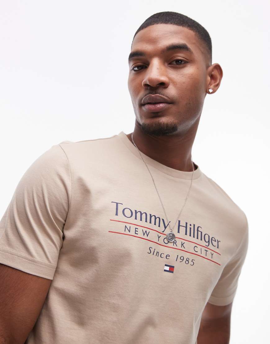 Tommy Hilfiger - T-Shirt in Beige mit mittigem Stapel-Logo-Neutral von Tommy Hilfiger