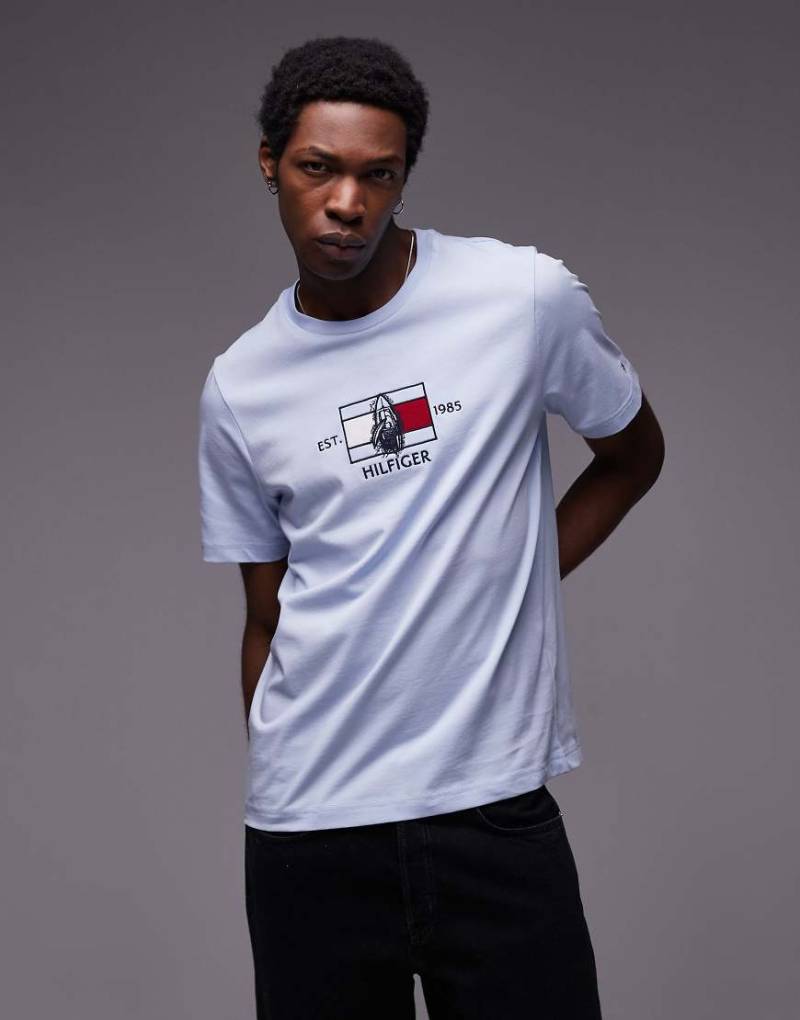 Tommy Hilfiger - T-Shirt in Blassblau mit mittigem Flaggen-Logo von Tommy Hilfiger