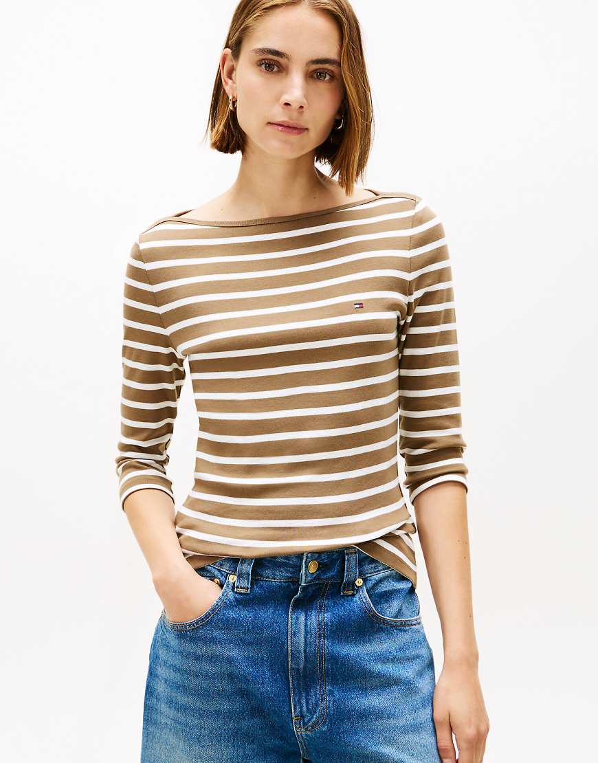 Tommy Hilfiger - T-Shirt in Braun mit U-Boot-Ausschnitt und Dreiviertel-Ärmeln-Brown von Tommy Hilfiger