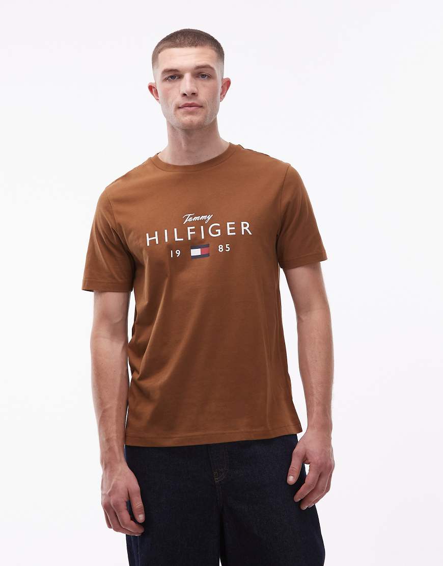 Tommy Hilfiger - T-Shirt in Braun mit mittigem Stapel-Logo-Brown von Tommy Hilfiger