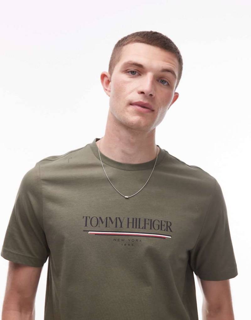 Tommy Hilfiger - T-Shirt in Dunkelblau mit Rundhalsausschnitt und Logo-Grün von Tommy Hilfiger