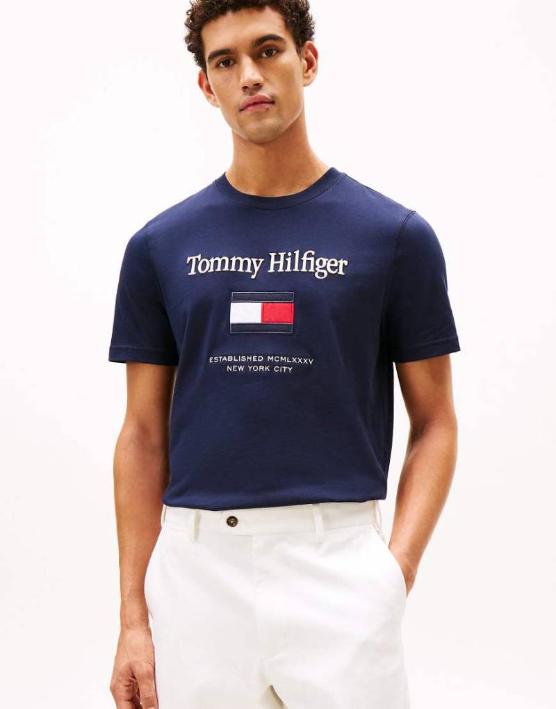 Tommy Hilfiger - T-Shirt in Dunkelblau mit Rundhalsausschnitt und Logo-Stickerei von Tommy Hilfiger