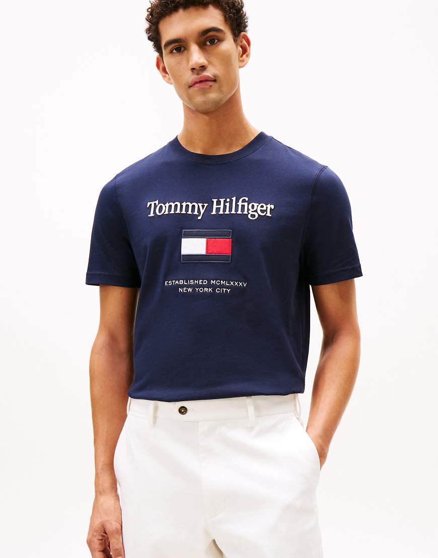 Tommy Hilfiger - T-Shirt in Dunkelblau mit Rundhalsausschnitt und Logo-Stickerei von Tommy Hilfiger