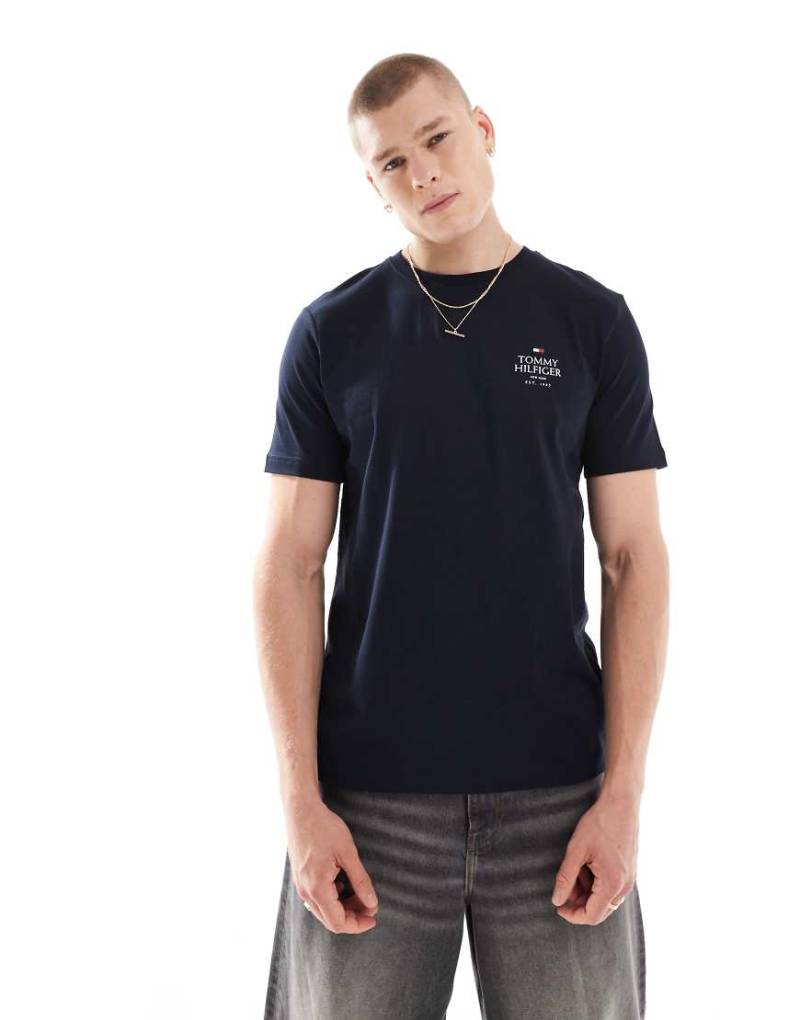 Tommy Hilfiger - T-Shirt in Dunkelgrau mit gestapeltem Logo von Tommy Hilfiger