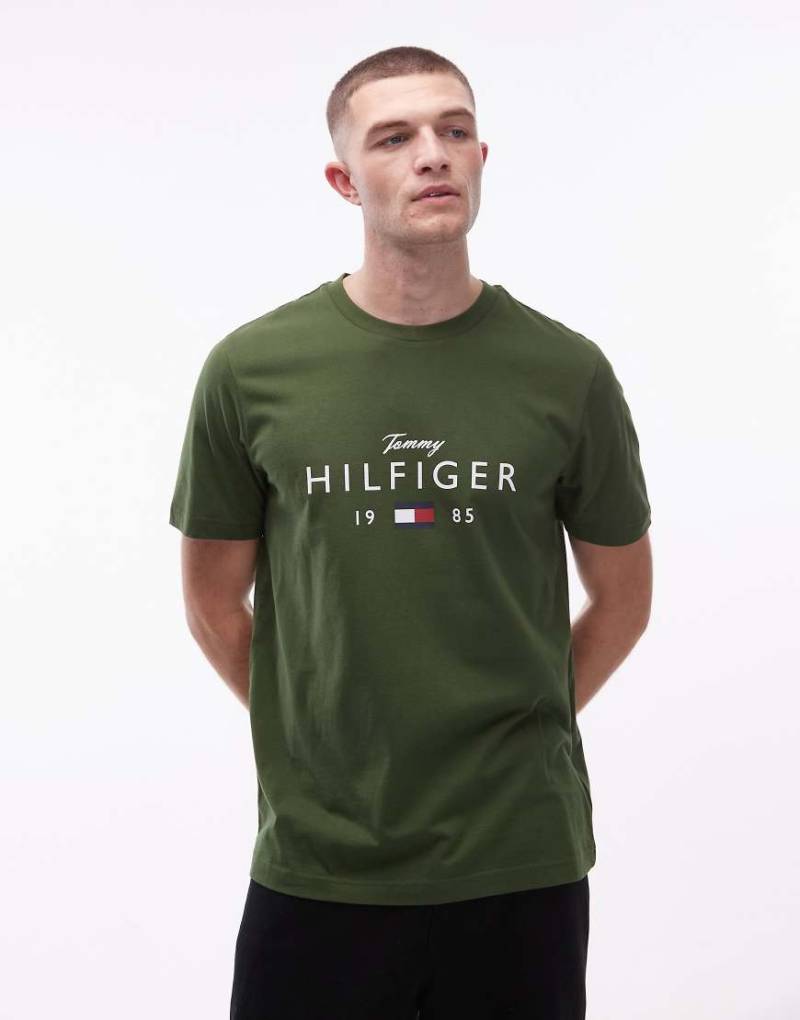 Tommy Hilfiger - T-Shirt in Dunkelgrün mit mittigem Stapel-Logo von Tommy Hilfiger
