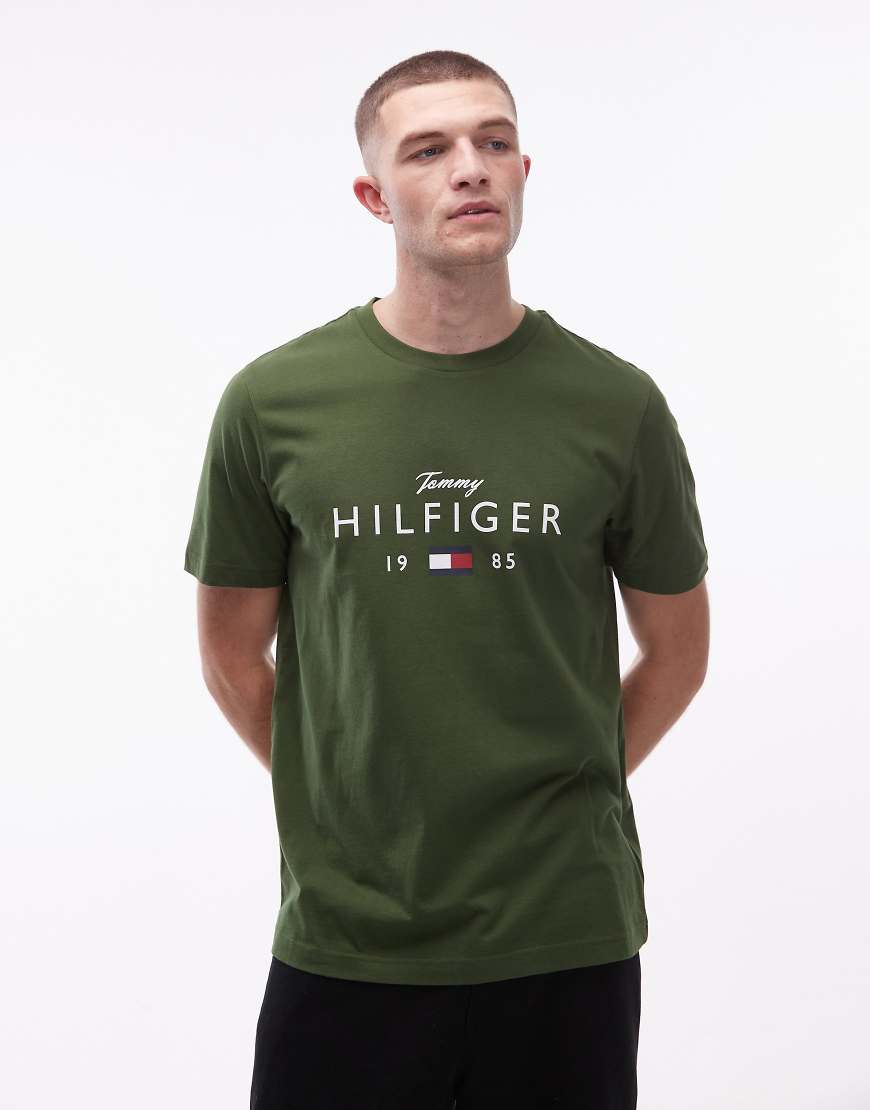 Tommy Hilfiger - T-Shirt in Dunkelgrün mit mittigem Stapel-Logo von Tommy Hilfiger