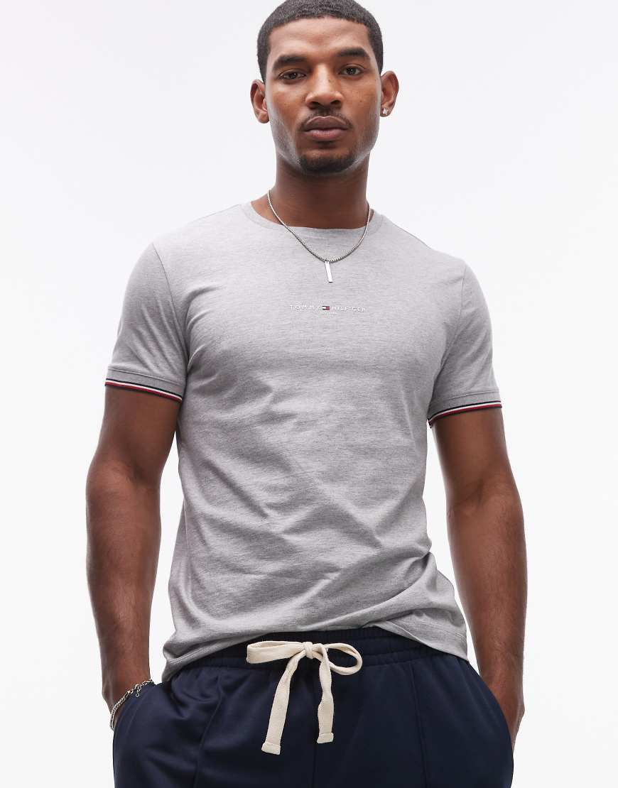 Tommy Hilfiger - T-Shirt in Grau mit Logo und Zierstreifen von Tommy Hilfiger