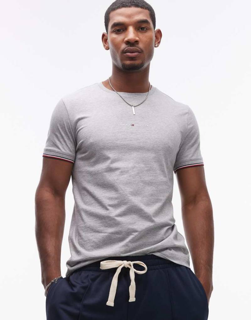 Tommy Hilfiger - T-Shirt in Grau mit Logo und Zierstreifen von Tommy Hilfiger