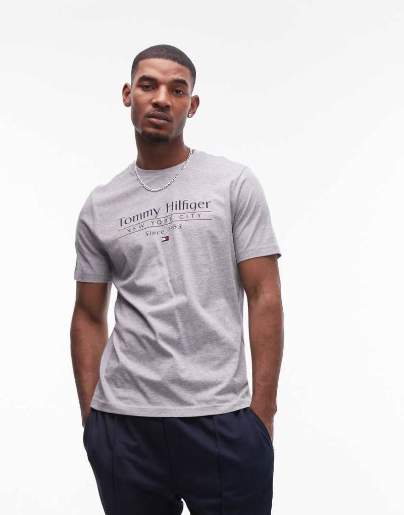 Tommy Hilfiger - T-Shirt in Grau mit mittigem Stapel-Logo von Tommy Hilfiger