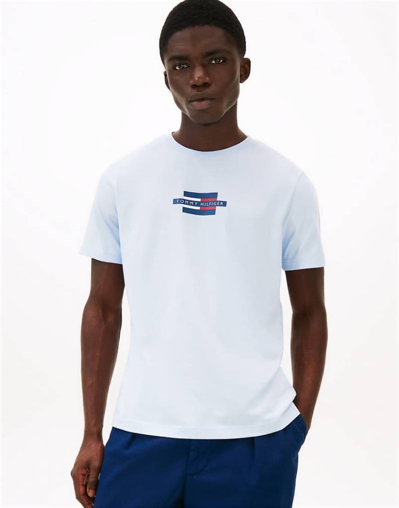 Tommy Hilfiger - T-Shirt in Hellblau mit Flaggen-Box-Logo Tommy Hilfiger - T-Shirt in Hellblau mit Flaggen-Box-Logo von Tommy Hilfiger