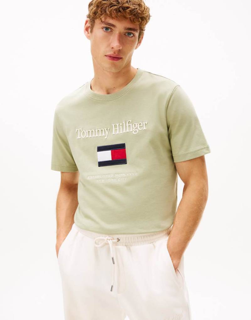 Tommy Hilfiger - T-Shirt in Hellgrün mit Logostickerei und Rundhalsausschnitt von Tommy Hilfiger