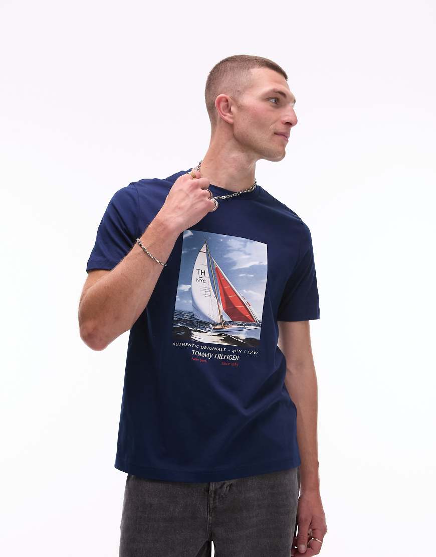 Tommy Hilfiger - T-Shirt in Marineblau mit Segelboot-Print von Tommy Hilfiger