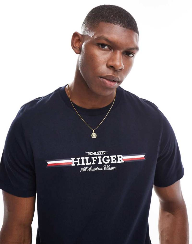 Tommy Hilfiger - T-Shirt in Marineblau mit Streifen auf der Brust von Tommy Hilfiger