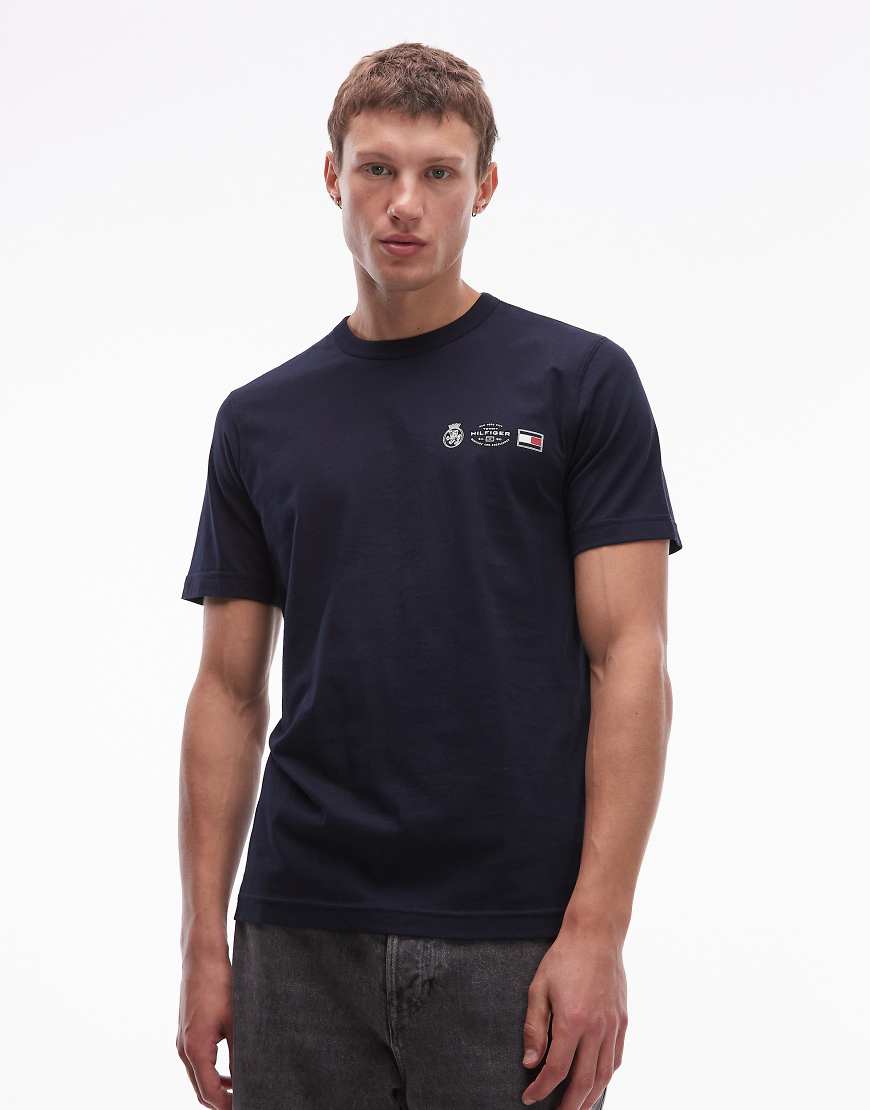 Tommy Hilfiger - T-Shirt in Marineblau mit Wappen-Logo von Tommy Hilfiger