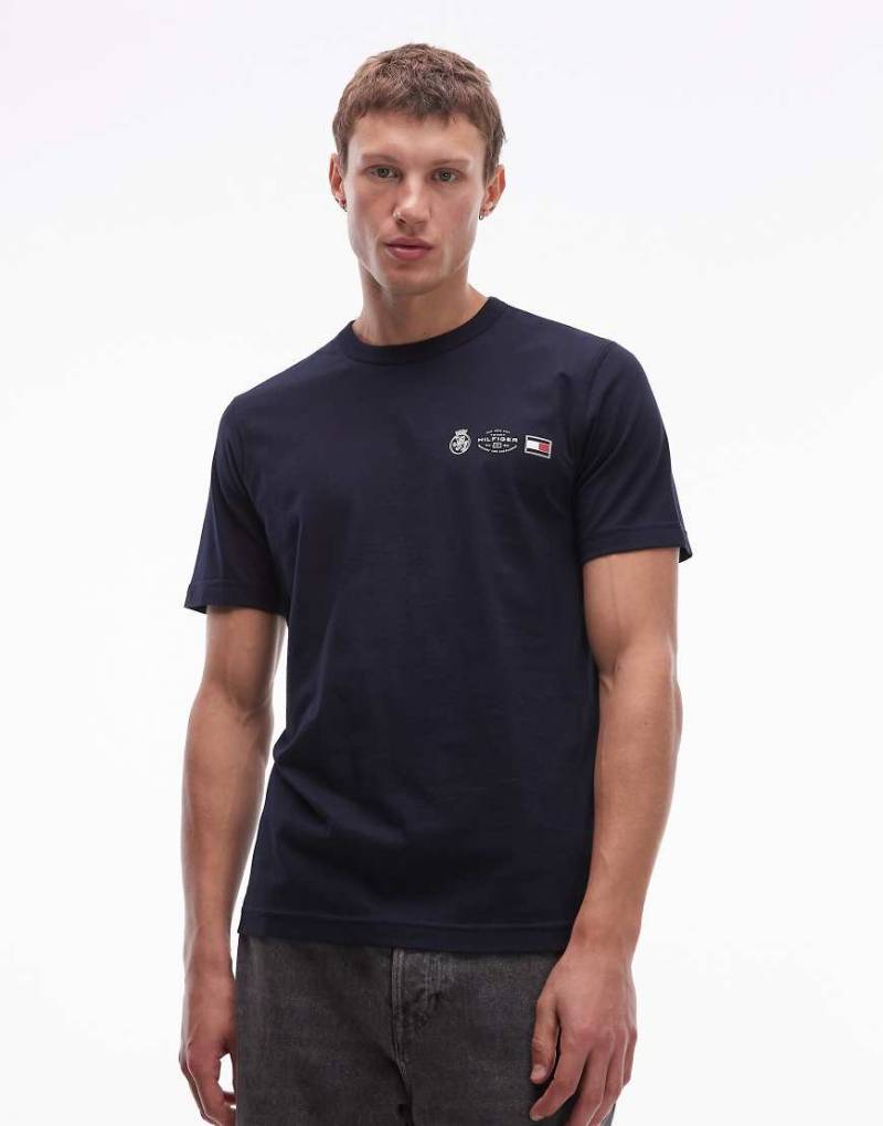 Tommy Hilfiger - T-Shirt in Marineblau mit Wappen-Logo von Tommy Hilfiger