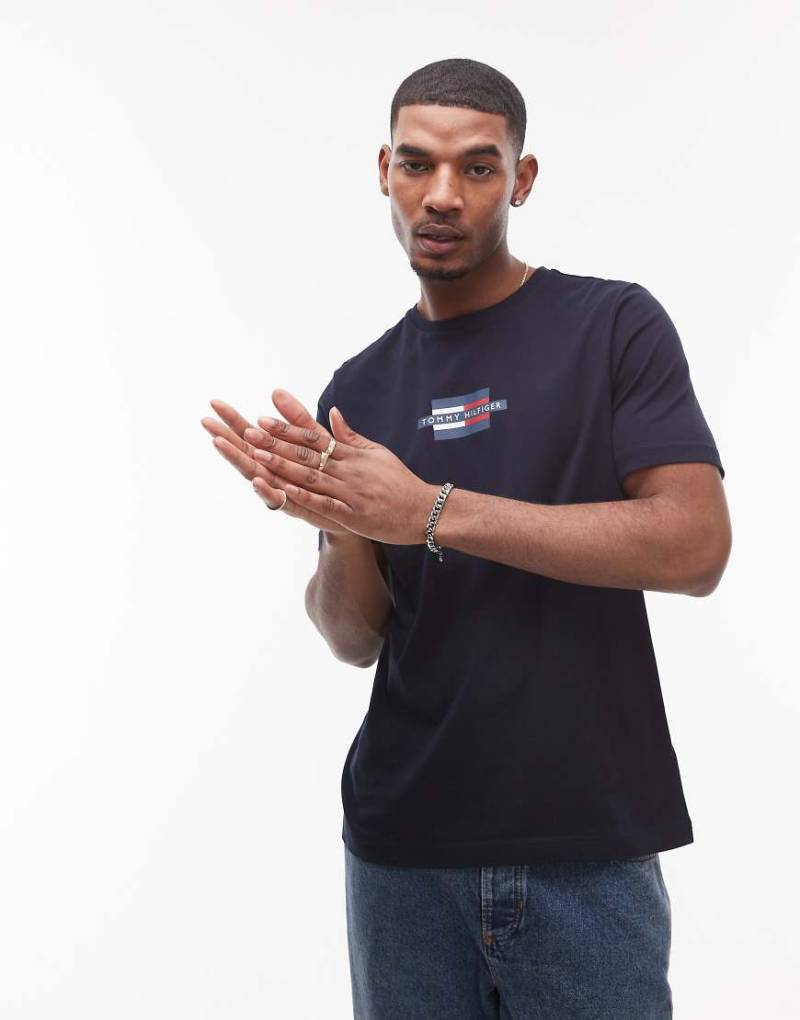 Tommy Hilfiger - T-Shirt in Marineblau mit eckigem Flaggen-Logo von Tommy Hilfiger