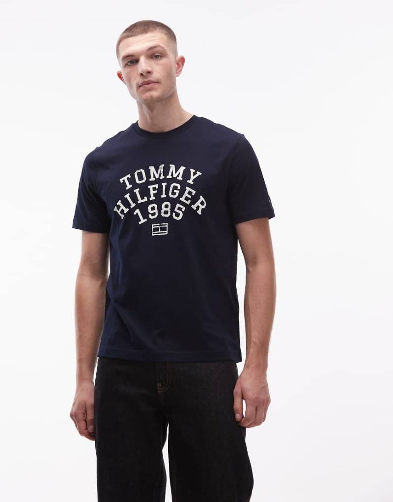 Tommy Hilfiger - T-Shirt in Marineblau mit großem, geschwungenem 1985-Logo von Tommy Hilfiger