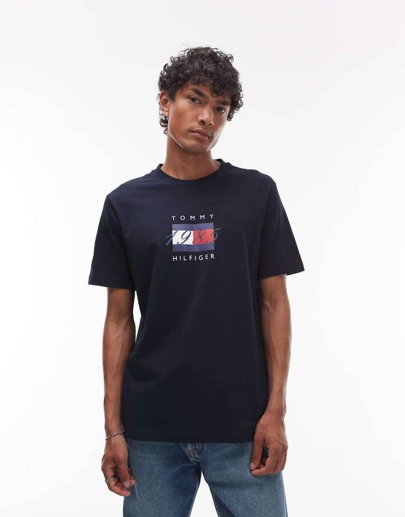 Tommy Hilfiger - T-Shirt in Marineblau mit länglichem Flag-Print von Tommy Hilfiger
