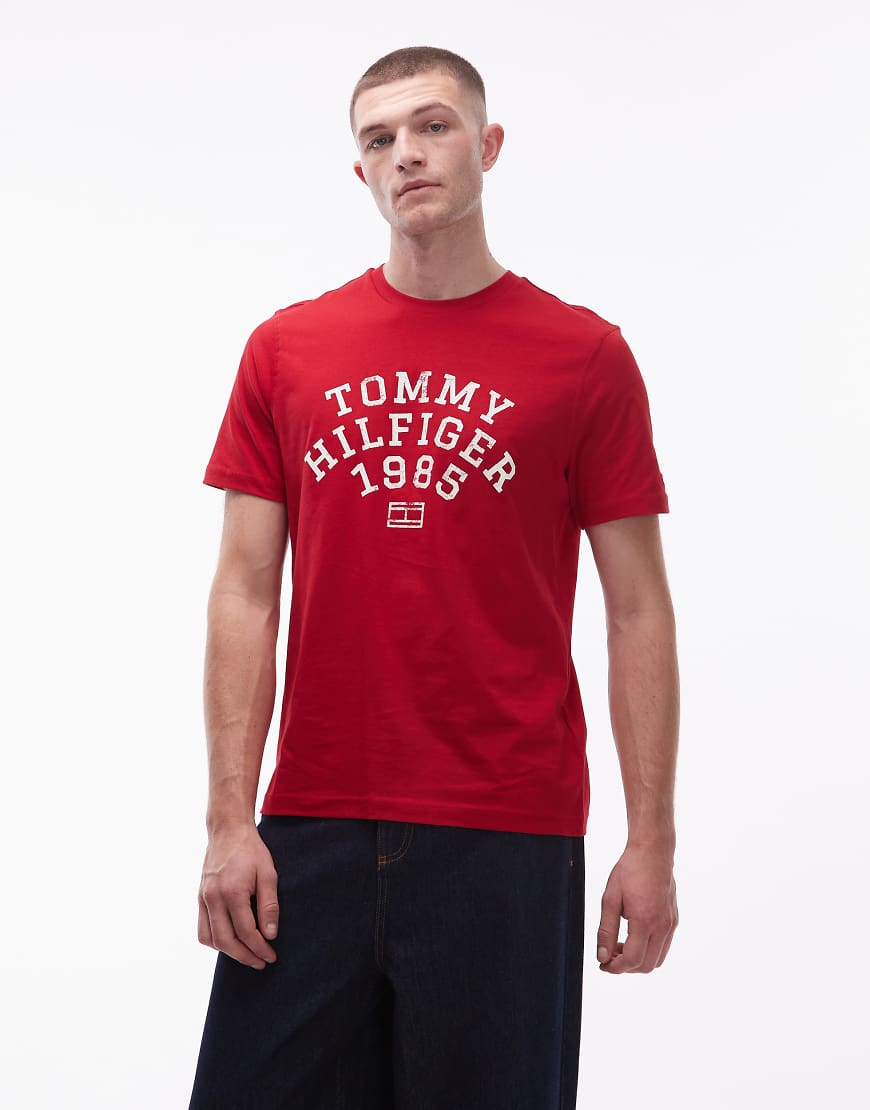Tommy Hilfiger - T-Shirt in Rot mit großem, geschwungenem 1985-Logo von Tommy Hilfiger