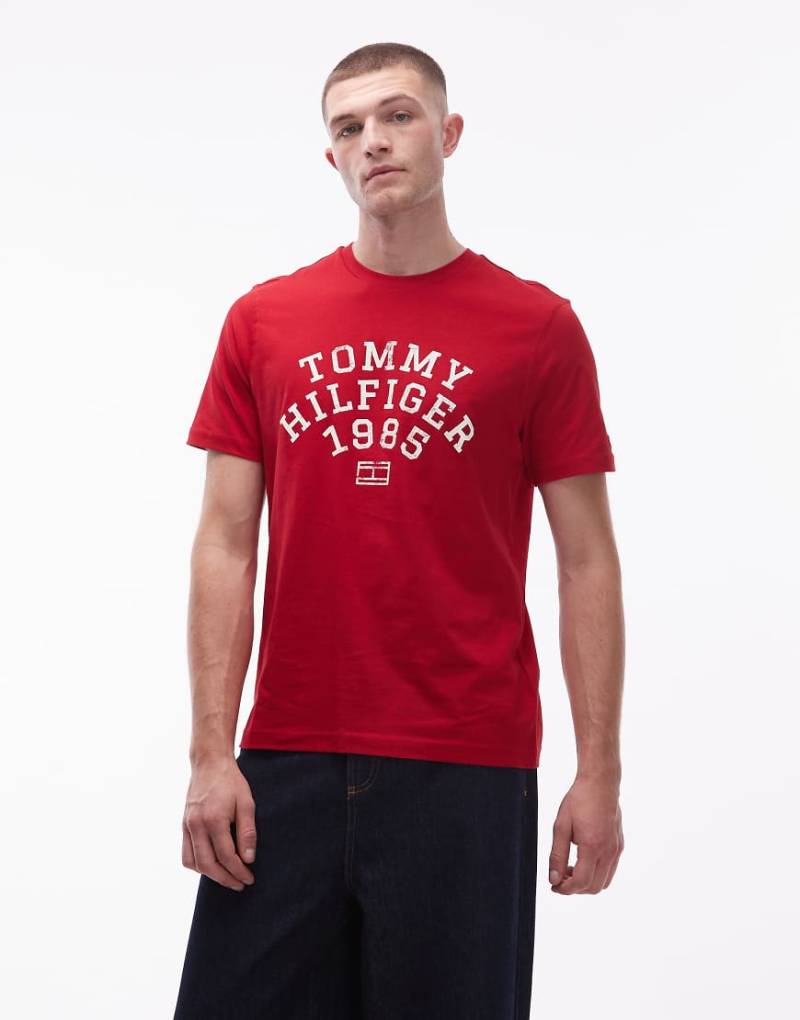 Tommy Hilfiger - T-Shirt in Rot mit großem, geschwungenem 1985-Logo von Tommy Hilfiger