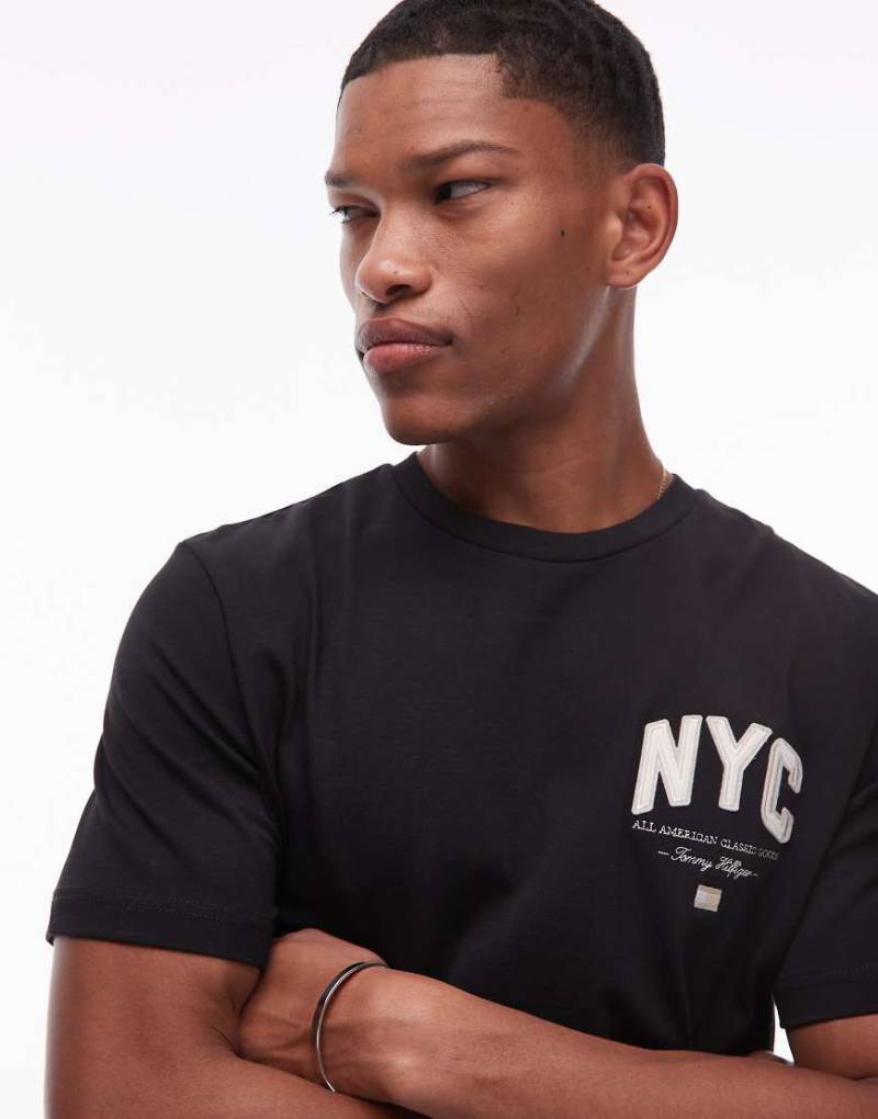 Tommy Hilfiger - T-Shirt in Schwarz mit „NYC"-Schriftzug von Tommy Hilfiger