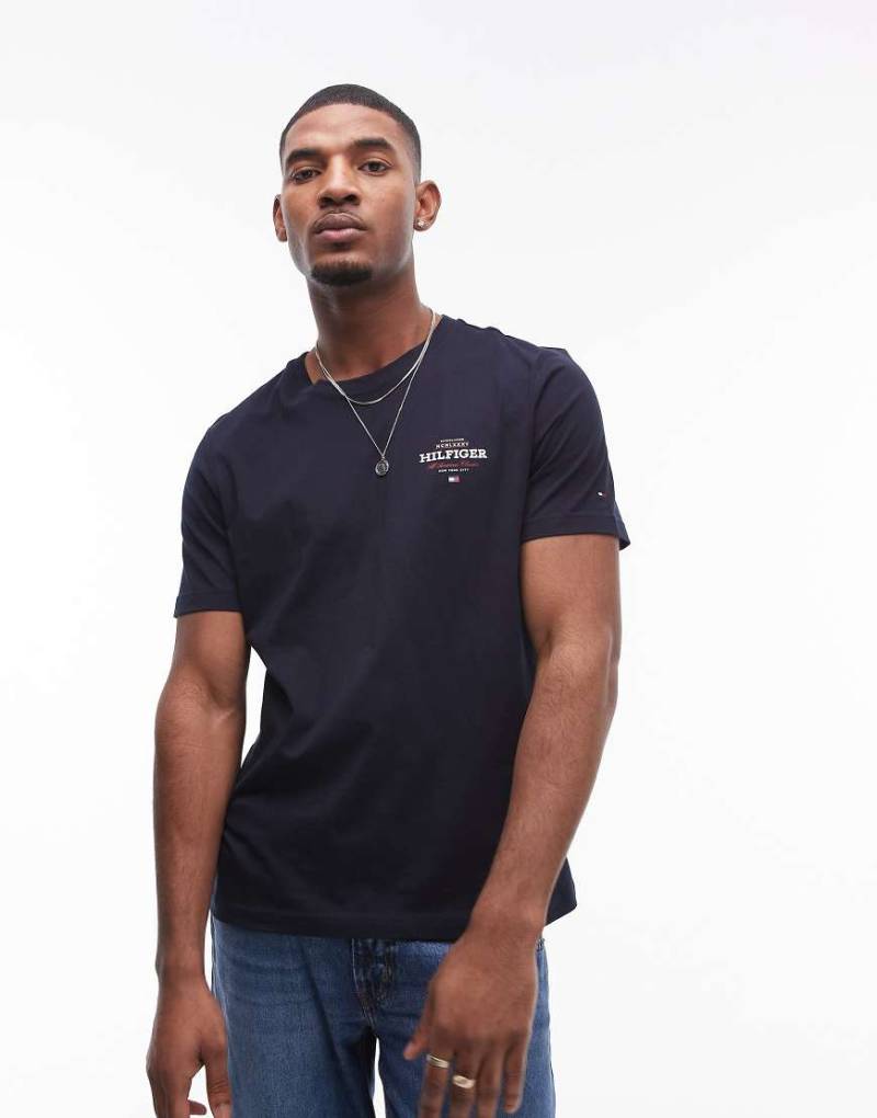 Tommy Hilfiger - T-Shirt in Marineblau mit Monotype-Logo-Schwarz von Tommy Hilfiger